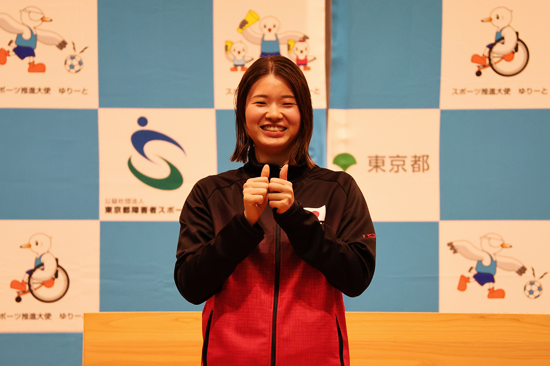 笑顔で決意表明しているバレーボール（デフ）の長谷山優美選手