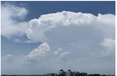 青空に積乱雲があるようす