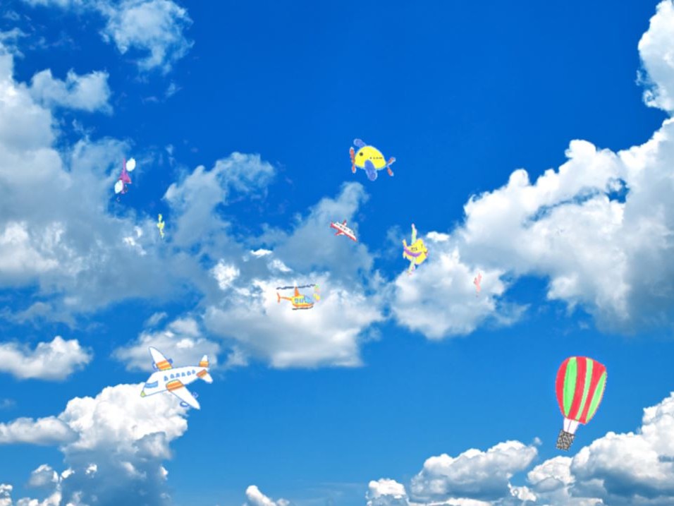 青空の中に白い雲が所々にあり、飛行機や風船や気球や虫などのイラストが浮かんでいる