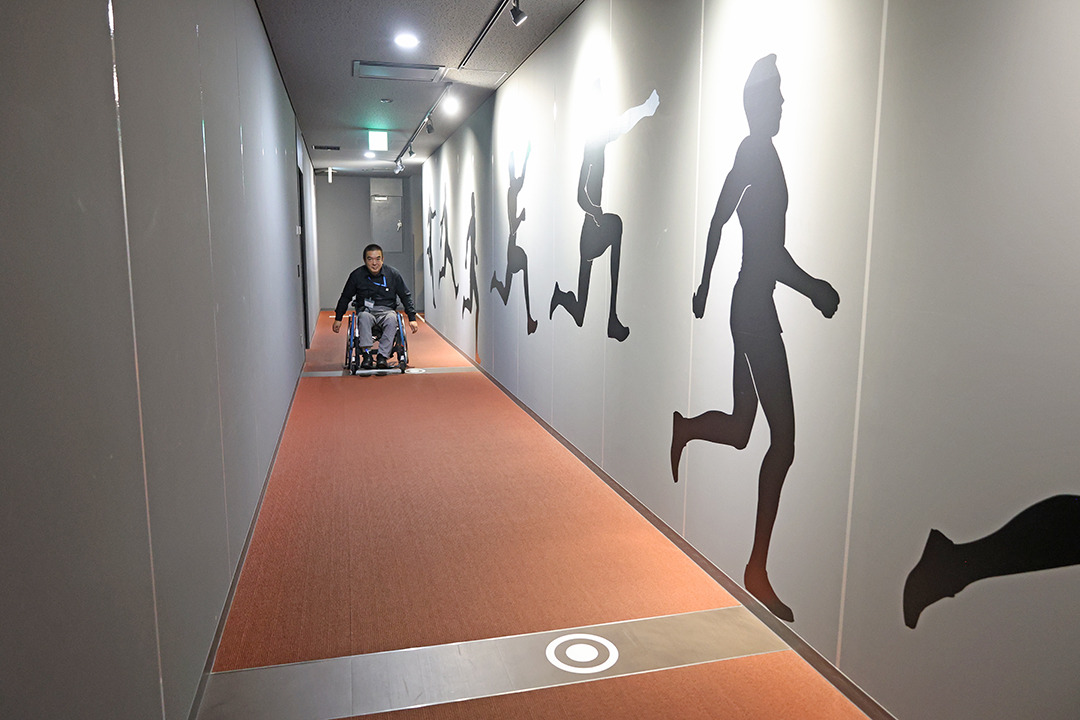 三段跳びの距離を体感出来ます