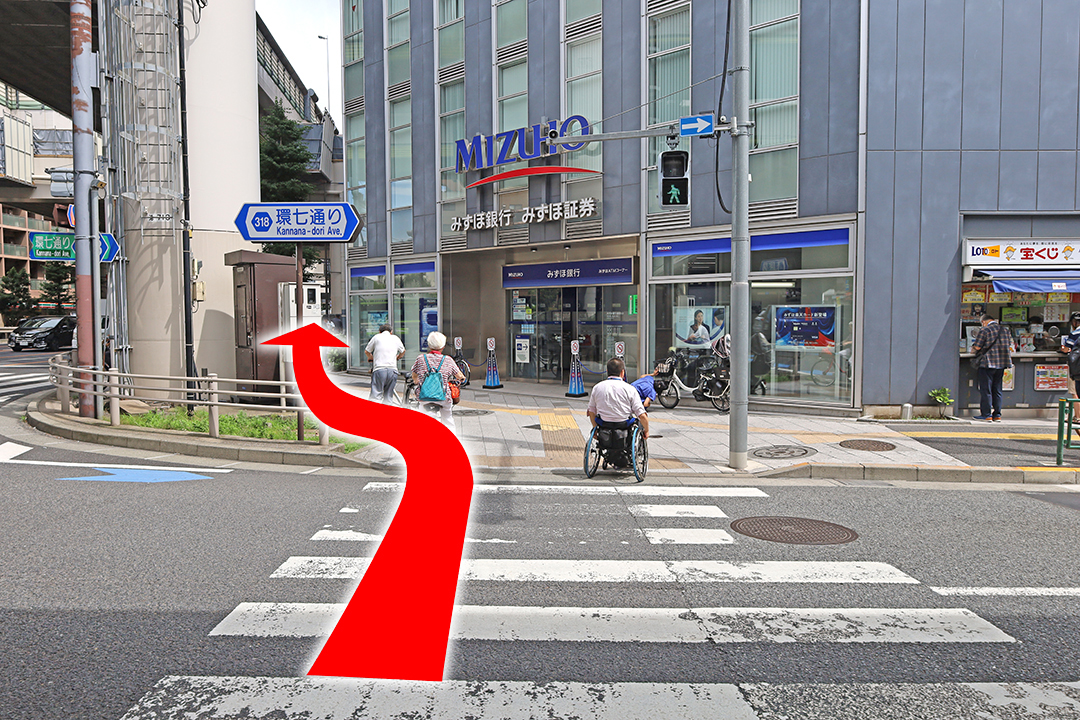 横断歩道を渡ったら左に入る