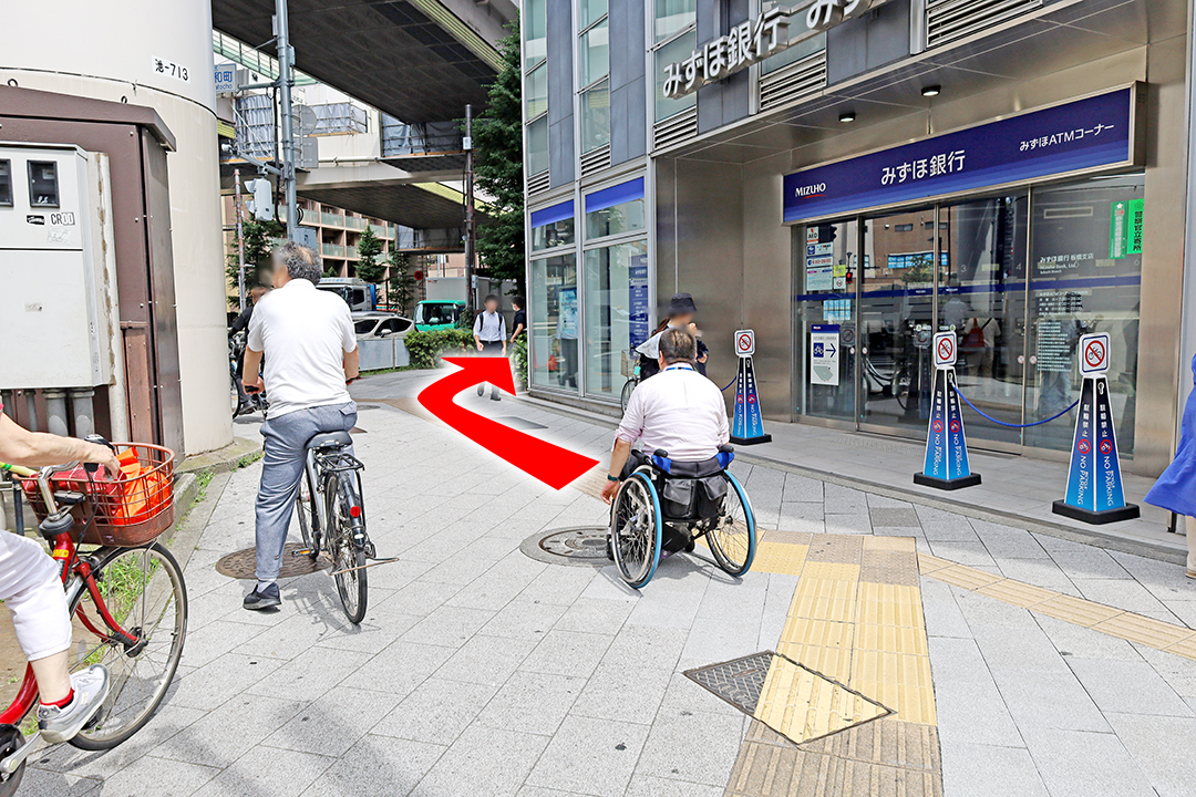 みずほ銀行を右折