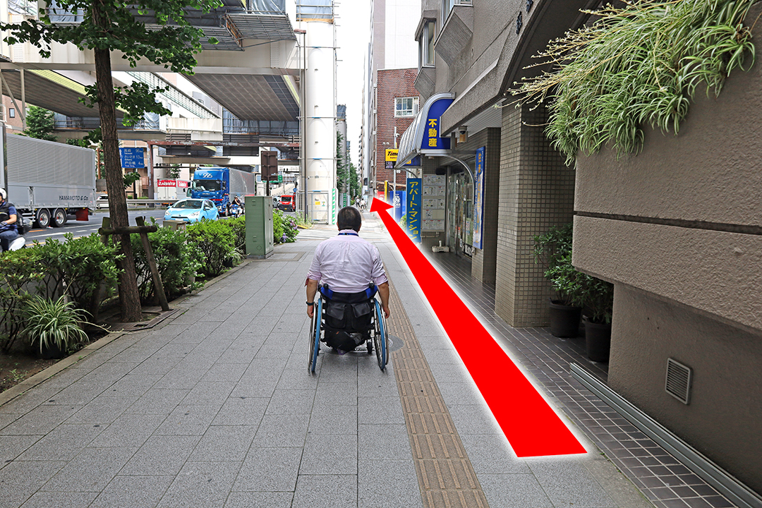 信号機のある交差点まで直進する