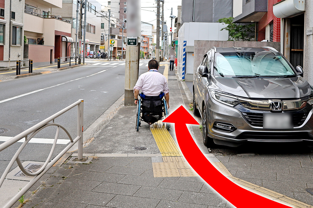 狭い歩道に気を付けながら直進する