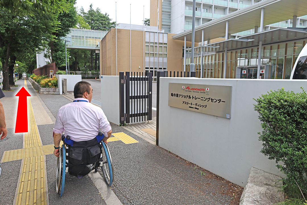 選手の宿泊施設を横目に直進する