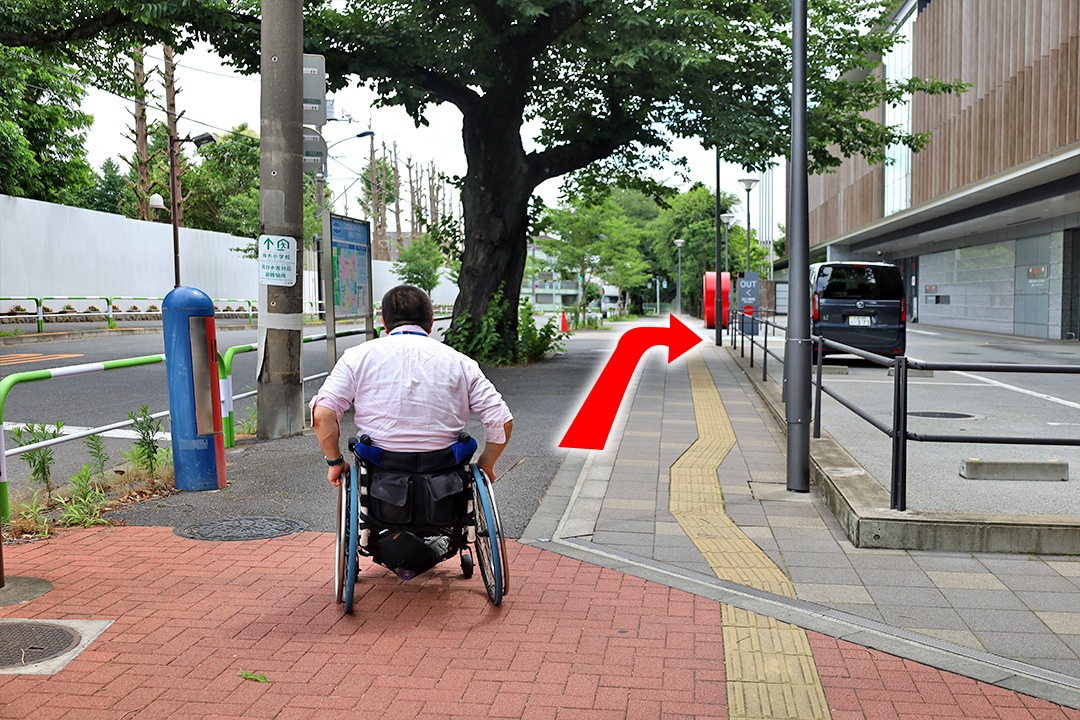 直進しNTCの赤いモニュメントの手前を右折します