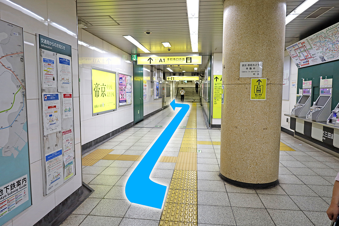 通路を直進しエレベーターの看板を左折します