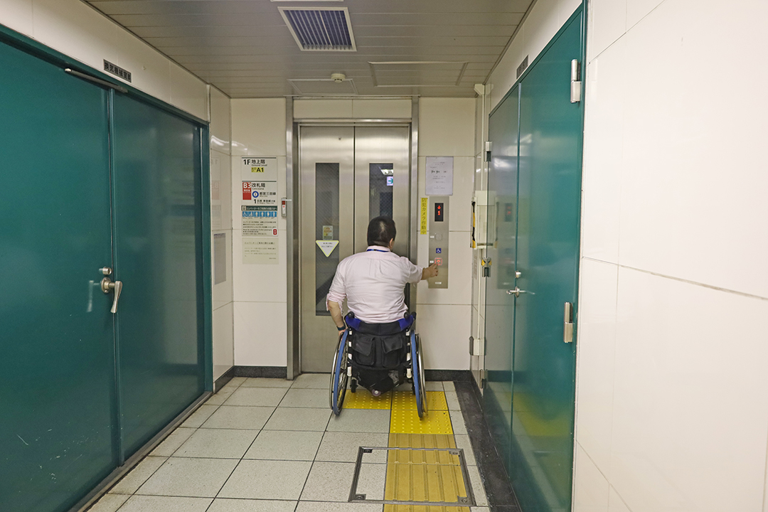 エレベータで１階まで上ります