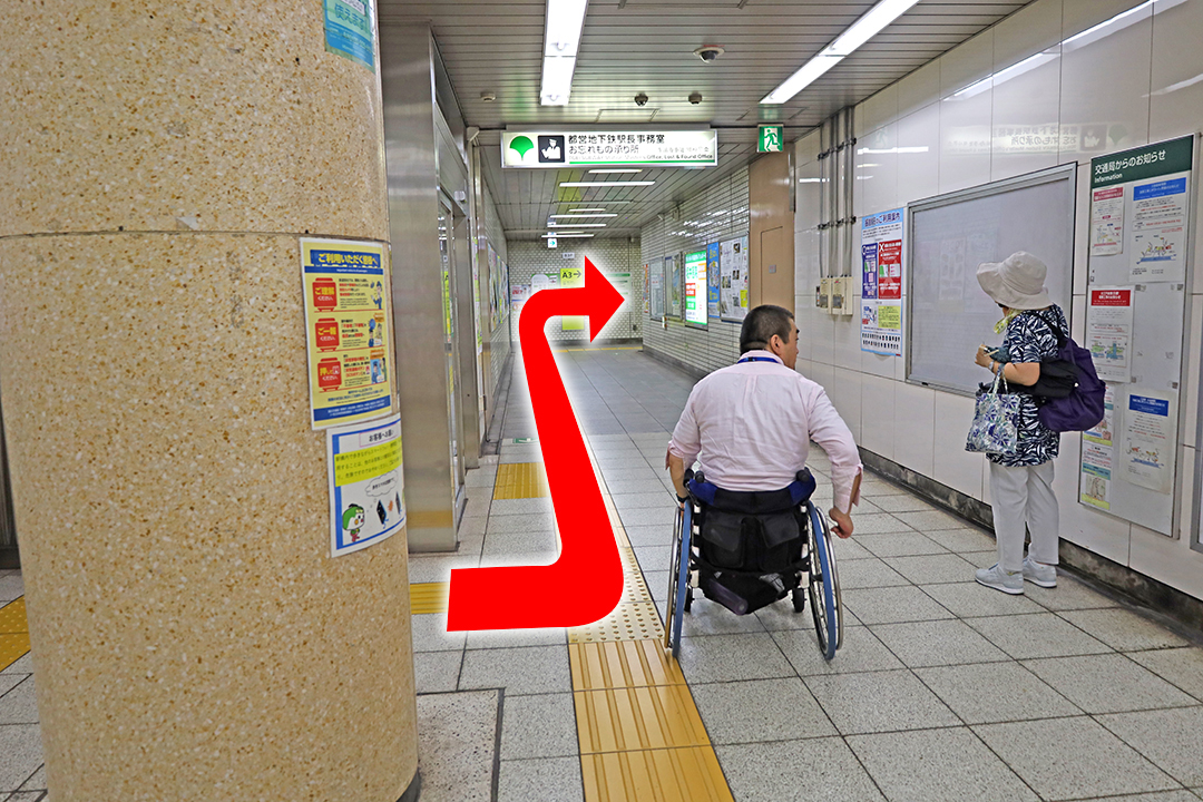 通路を進み突き当りを右折