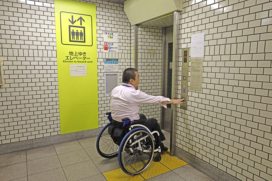 エレベーターで一階まで上がる