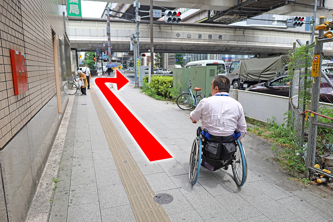 直進後右折し横断歩道を渡る