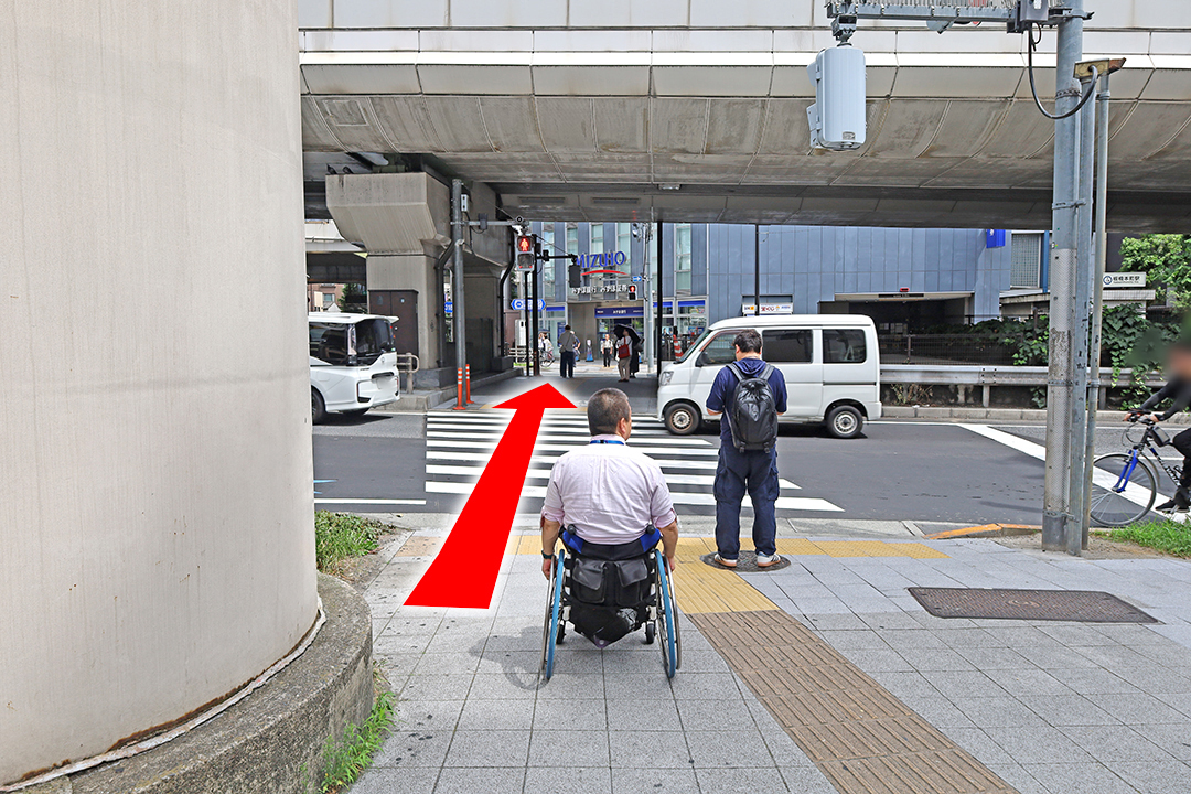 車に注意しながら横断歩道を渡る