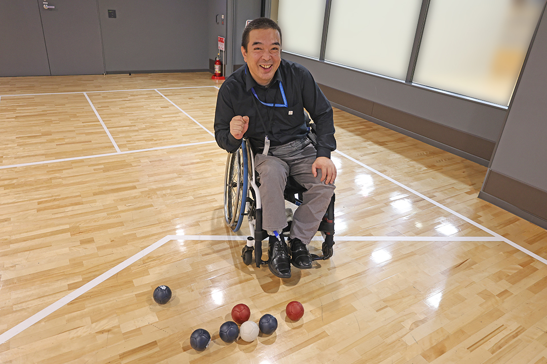 ポッチャ体験を終え、満足気なポーズをとっています