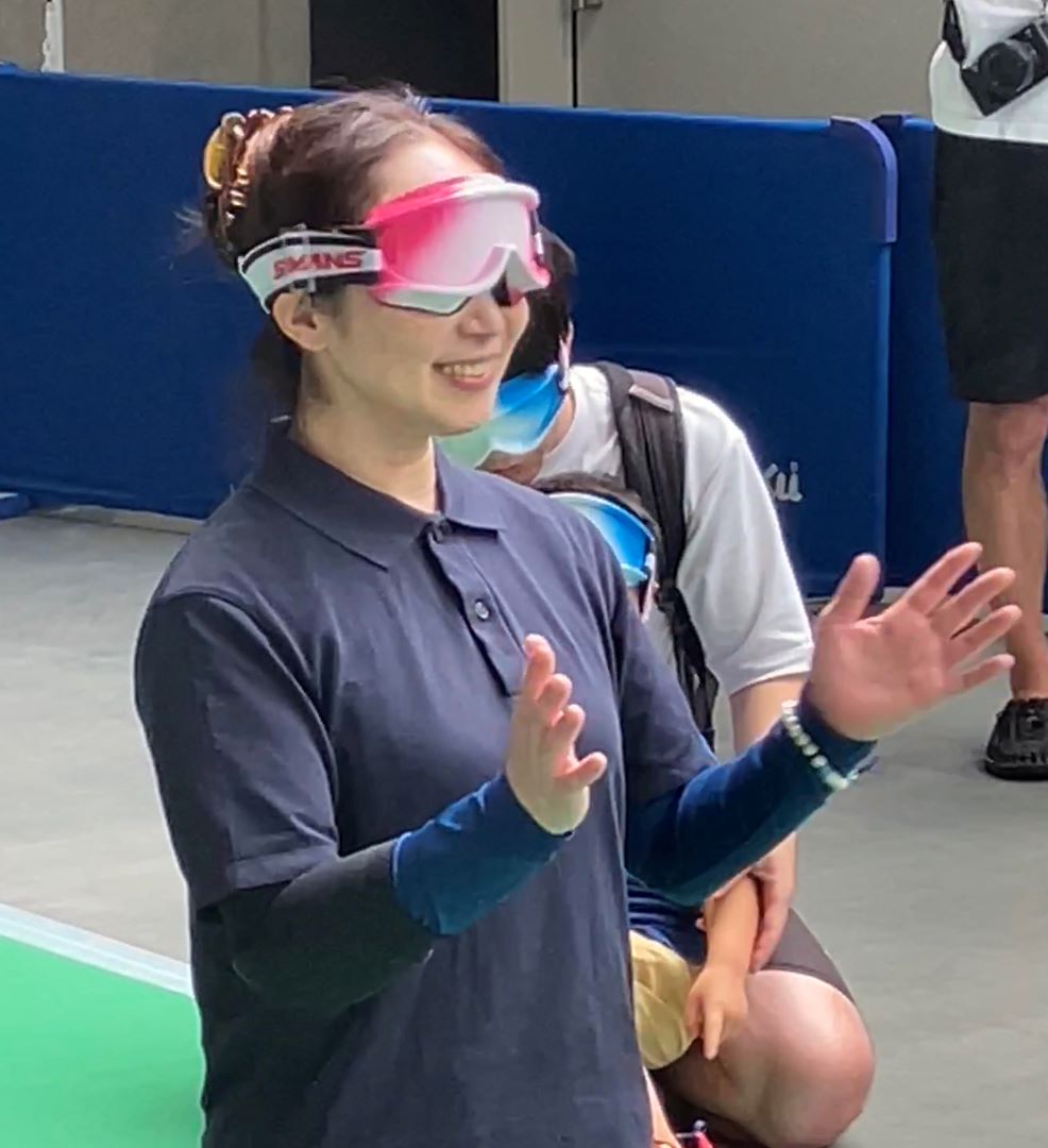 ゴールボールをアドバイスするパラリンピック銅メダリスト浦田さん