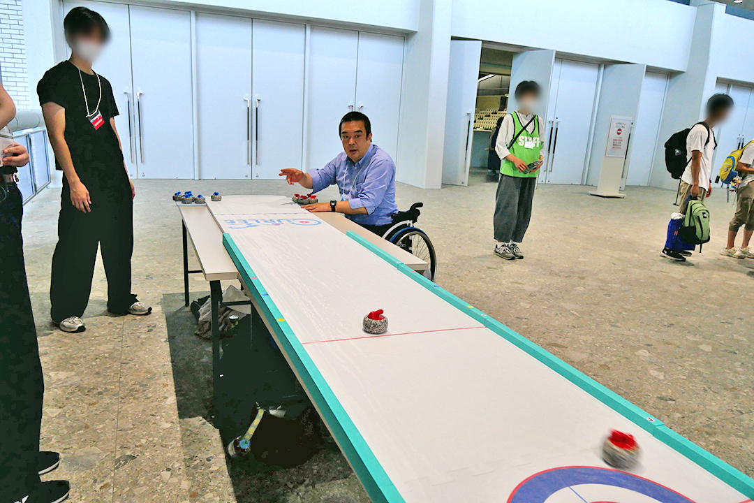 ストーンを投げている写真。力加減がなかなか難しい
