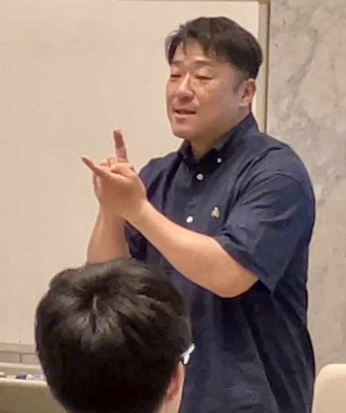 会うという手話　握って人差し指を立てた両手をむき合わせて