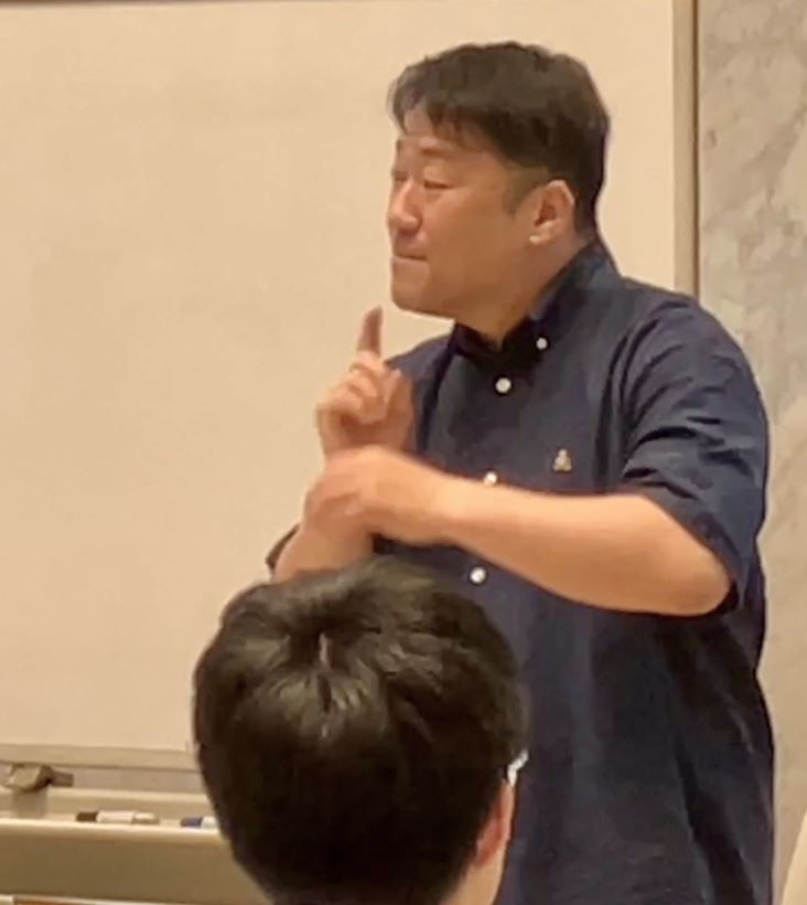 口から人差し指を前に　言う