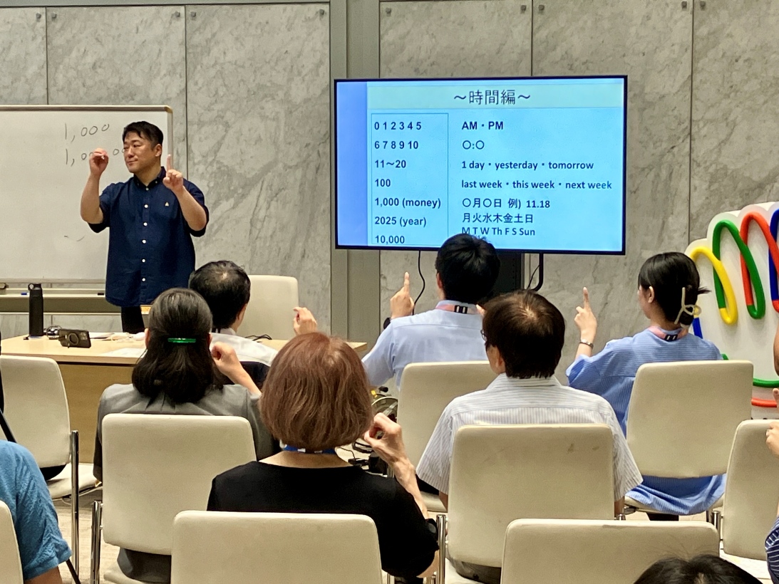 国際手話で数字を表現　左から順に数字を表していきます。会場の参加者も手を上げて一緒に