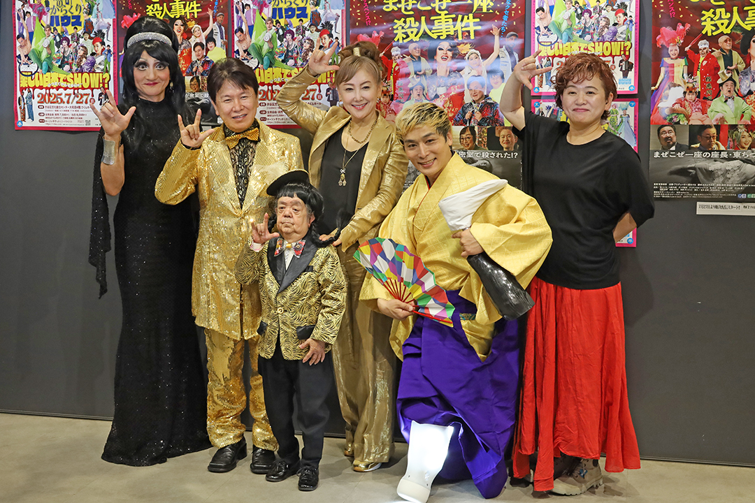 ポスターの前で記念撮影する演者の皆さん