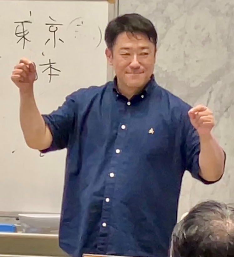 両手を左右に広げてひし形を閉じる　日本