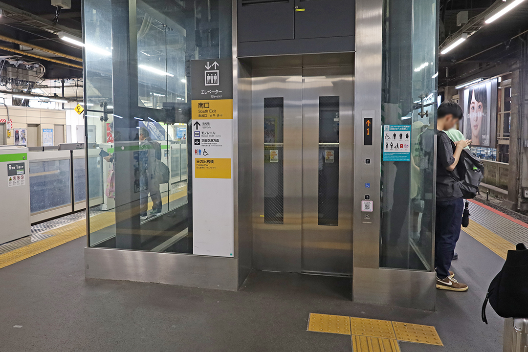 ホーム（2F）から改札階（3F）へ行くＡエレベーター入口