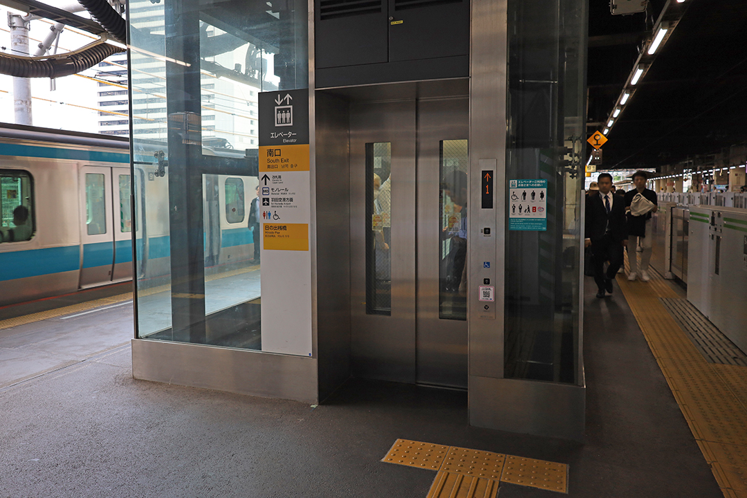ホーム（2F）から改札階（3F）へ行くBエレベーター入口