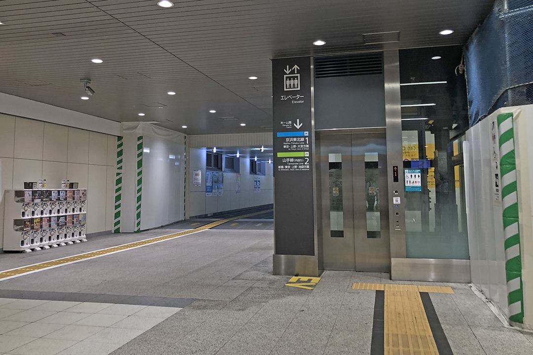 改札階（３F）からホーム（2F）へ行くAエレベーター入口