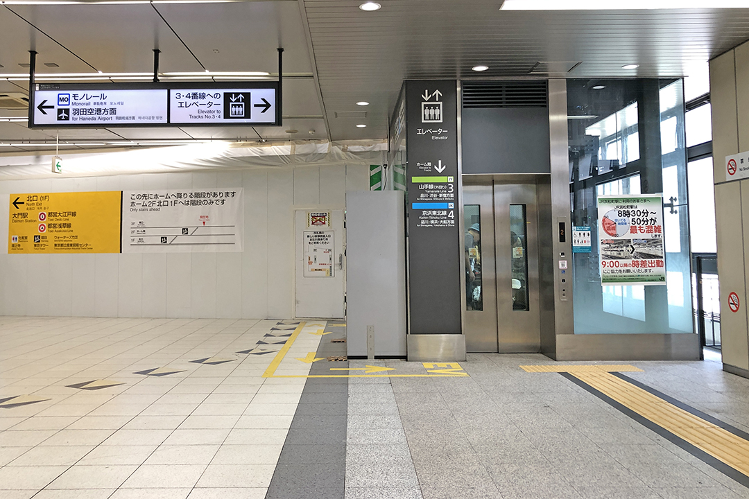 改札階（３F）からホーム（2F）へ行くBエレベーター入口