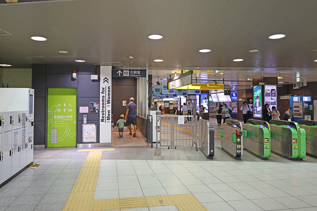 南口改札の左端に位置するトイレ（黄緑色ドアが車いす用）