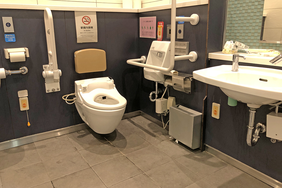 車いす用トイレの中。右奥に便座。