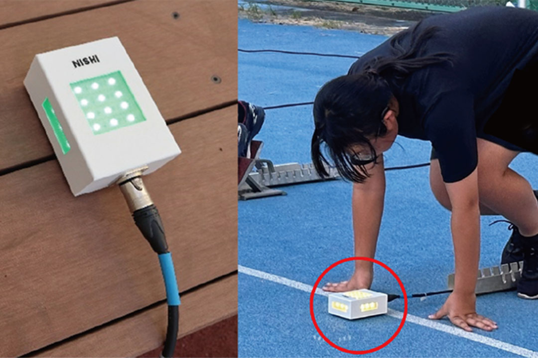 デフの陸上競技のスタートで使用されているスタートランプ（右）と体験している女性（左）