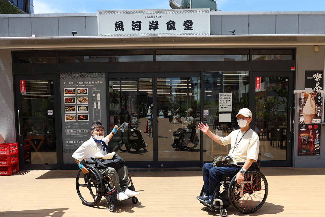 食堂の前で、明るく開放的な雰囲気で和やかなムードです。
