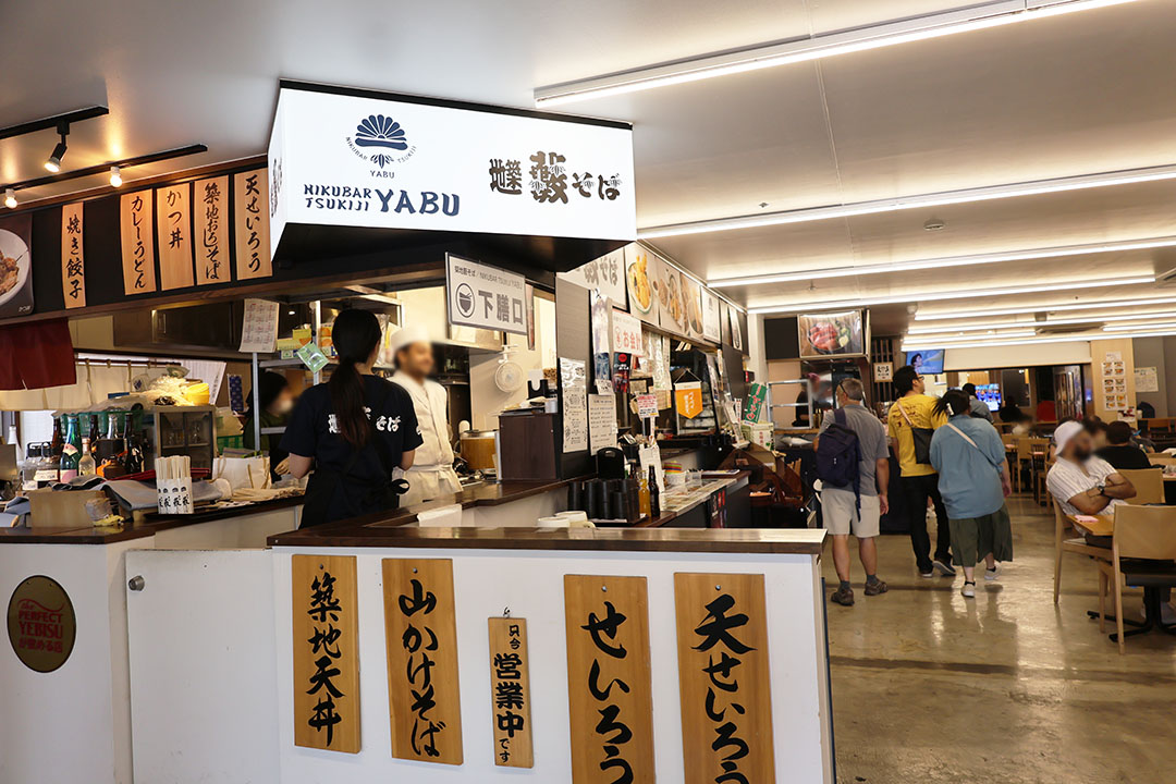 フードコート内は、明るい照明に包まれ、気軽に立ち寄って食事を楽しめます。