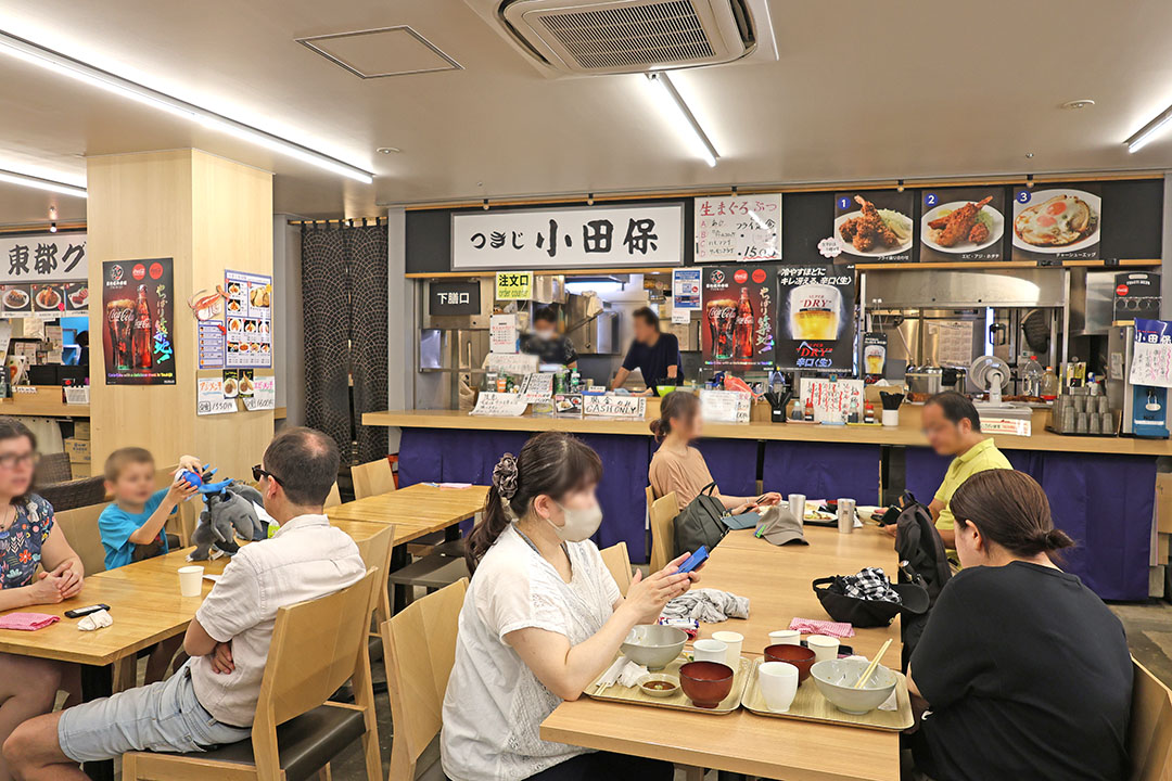 木製のテーブルや椅子が並び、温かみのある雰囲気です。