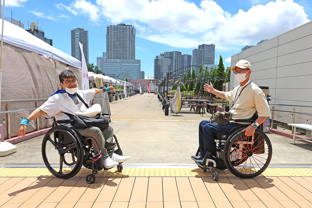 青空が広がり、周囲には高層ビルが立ち並んで都会的な印象です。