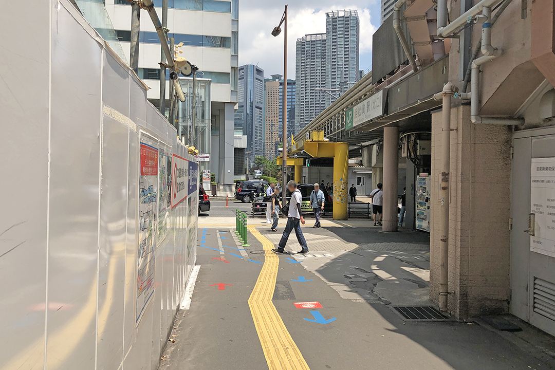 通路の先、右側に北口が見える写真