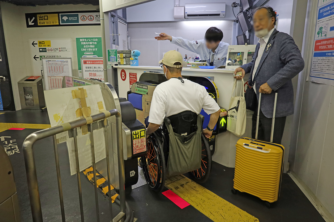 モノレール中央口改札（右端が案内所）