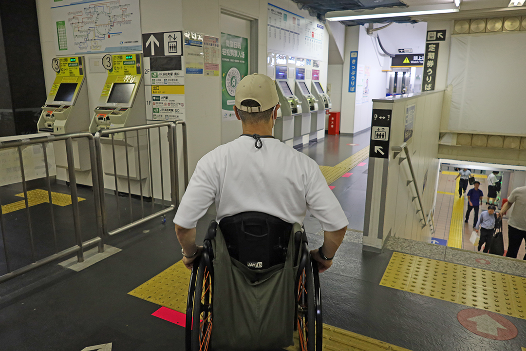 中央口改札を出て通路を進む筆者