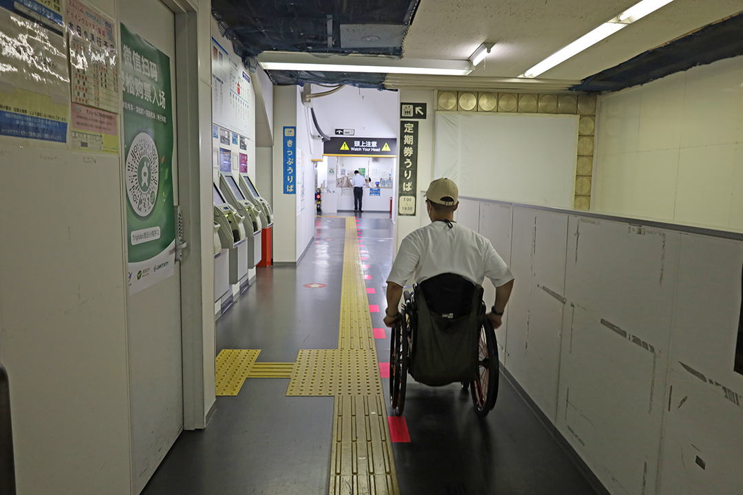 中央口改札を出て通路を進む筆者