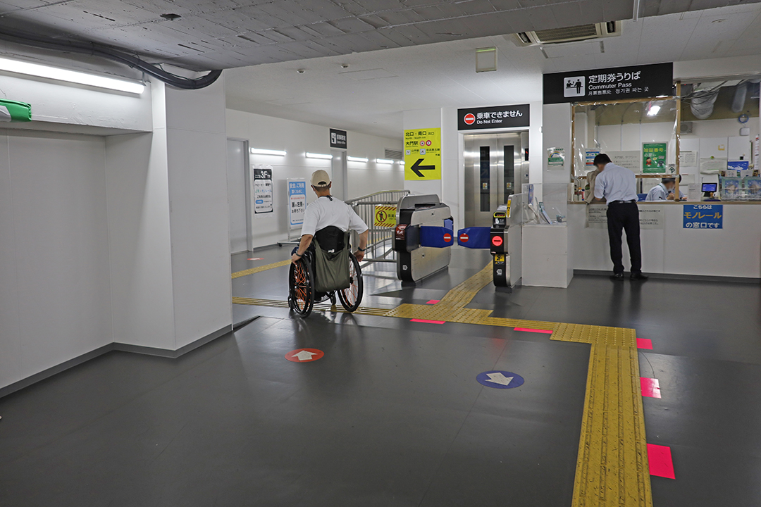 降車専門エレベーターの脇を走る筆者