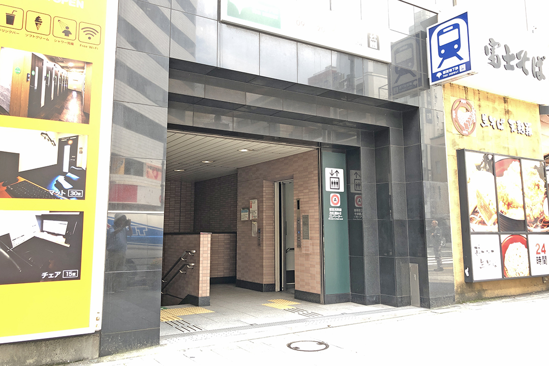 看板の下にあるエレベーター入口