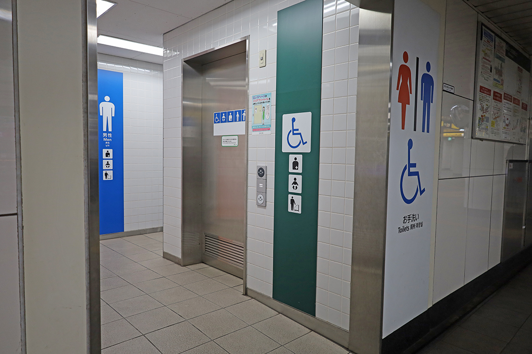 トイレの入口すぐ右側に緑色の車いす用トイレの入口