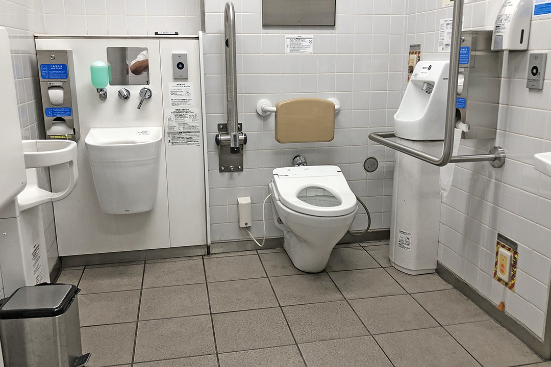 車いす用トイレの中。右奥が便座