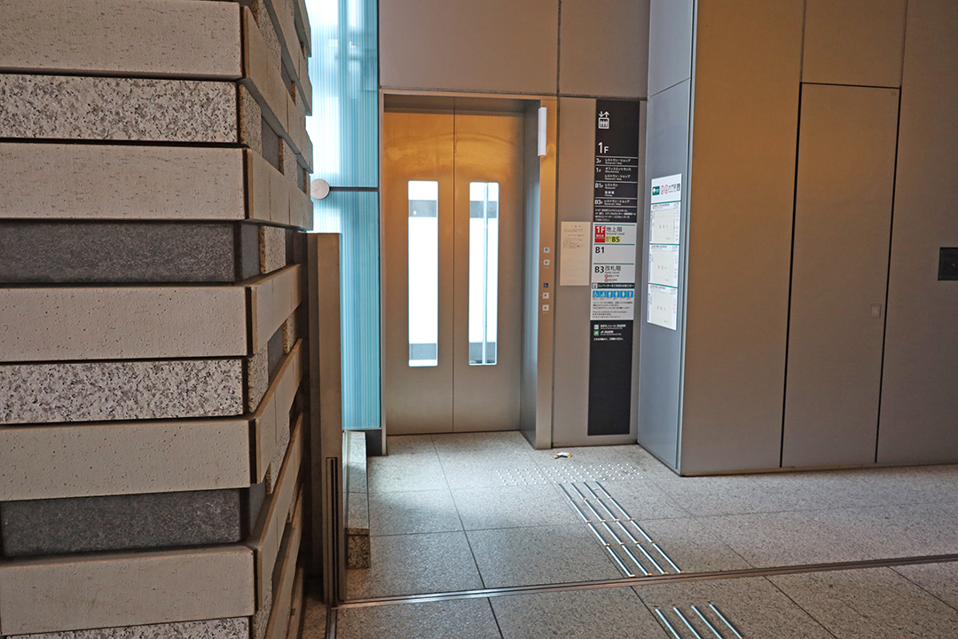 大江戸線「大門駅」改札の近くに行けるエレベーター入口