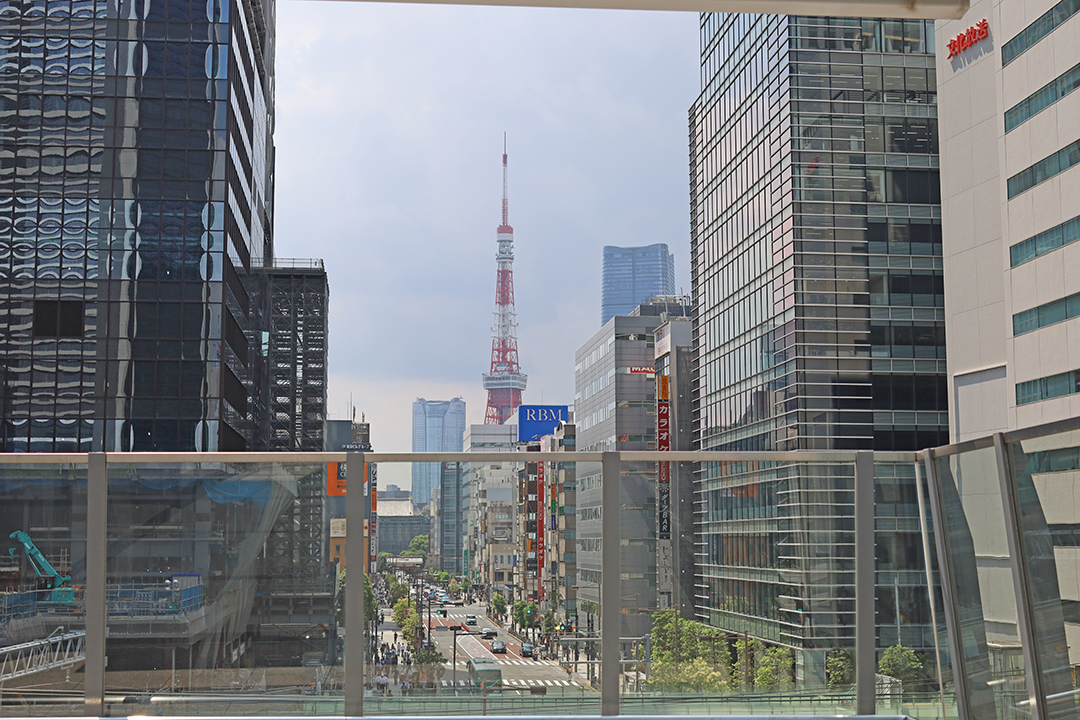 歩行者デッキから見る東京タワー