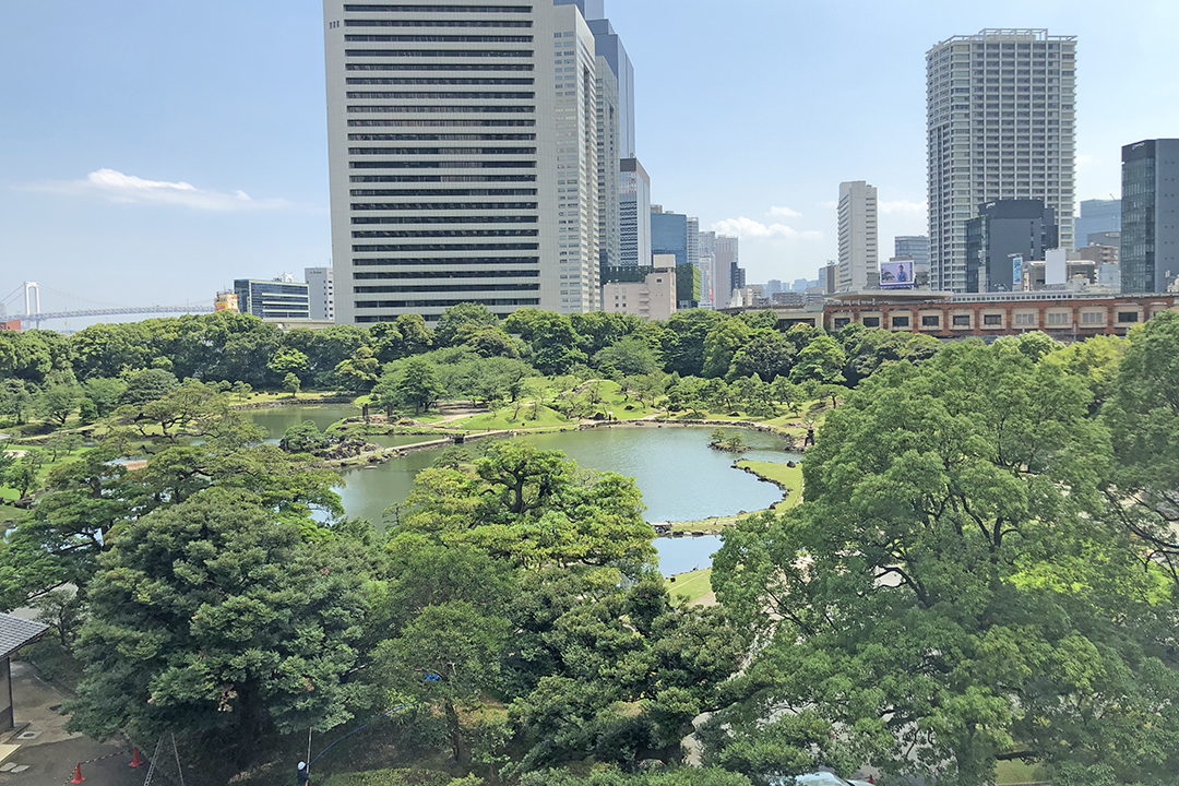 歩行者デッキから見える芝離宮恩賜庭園