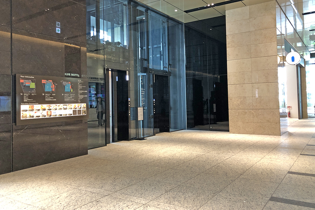 通路の途中、左側にあるエレベーター入口