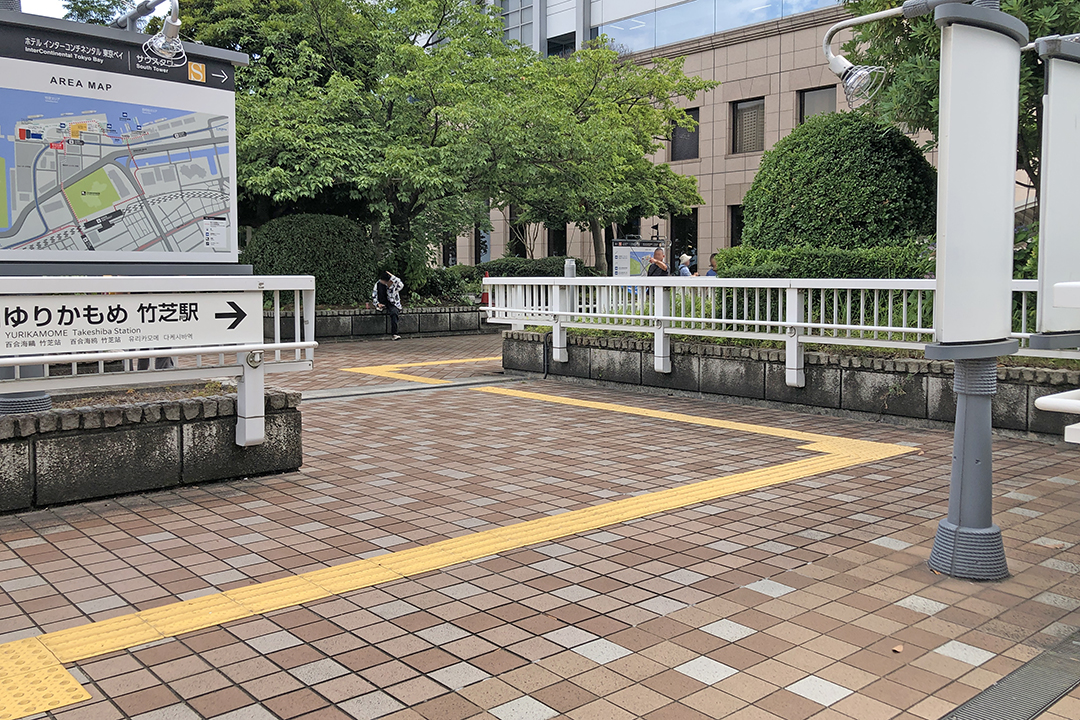 通路の突き当たり右側を写した写真