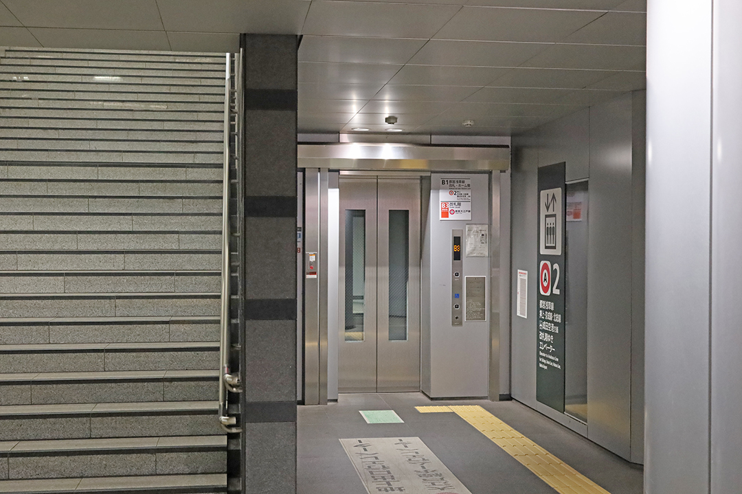 都営浅草線「大門駅」2番線ホーム改札へ行けるエレベーター入口