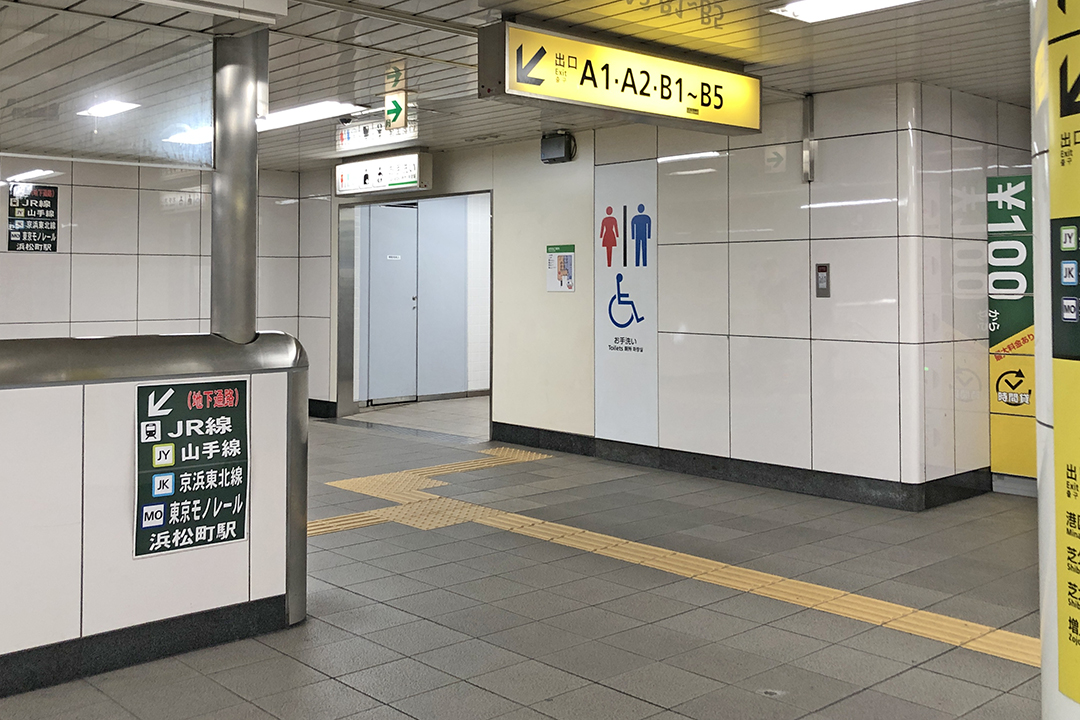 通路から見たトイレの入口